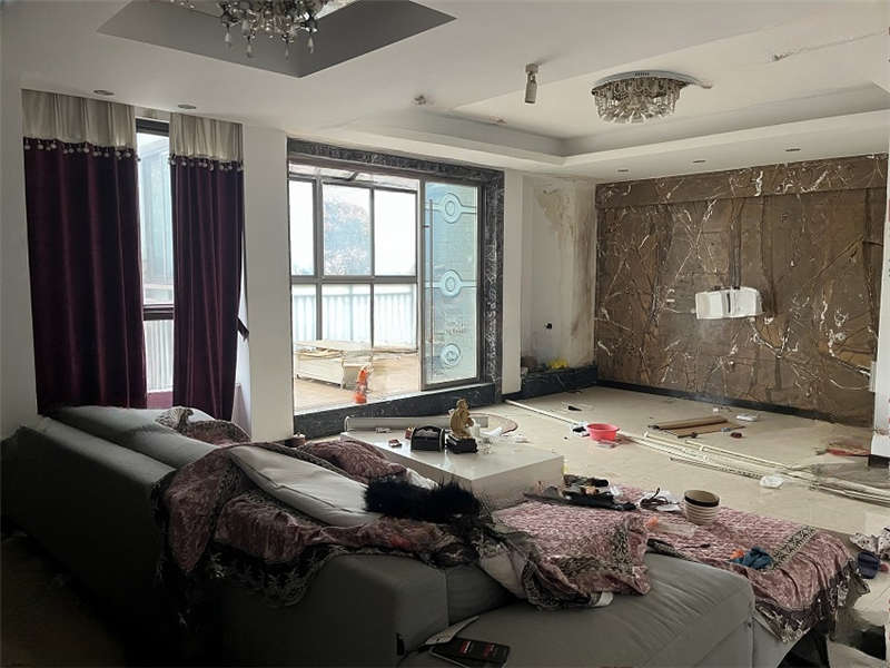 佳兆業(yè)水岸新都法拍房76、77棟404號(hào)房屋及室內(nèi)物品