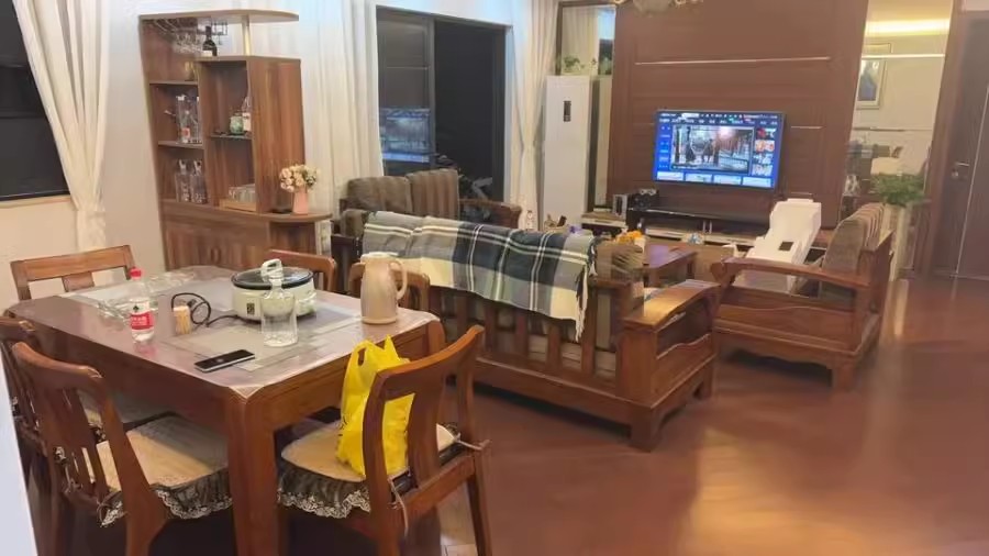 萬科金域藍(lán)灣法拍房8棟1701號房及室內(nèi)物品