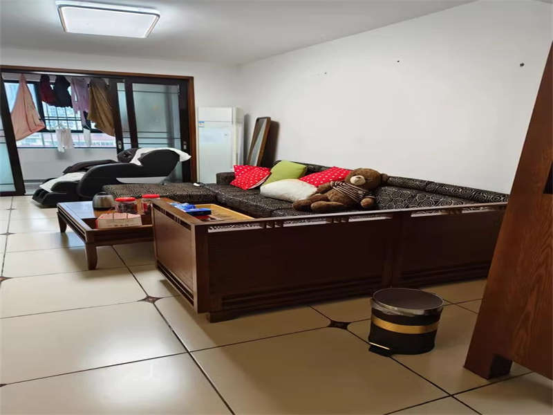 同發(fā)南國新城法拍房A、B、C、D棟1316號(hào)房產(chǎn)及室內(nèi)家具家電